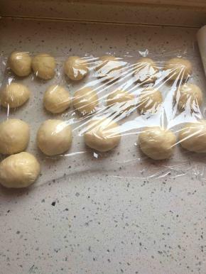 将面团分成30克一个的剂子，分12个。做 mini汉堡用。再将剩下的面团平分成6个，做大汉堡。醒发15分钟