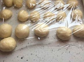 将面团分成30克一个的剂子，分12个。做 mini汉堡用。再将剩下的面团平分成6个，做大汉堡。醒发15分钟
