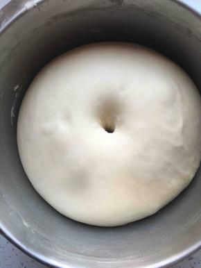 将面团发到温暖处一发，发到大约两倍大，用手指沾面粉后戳一个洞，不回缩不塌陷。