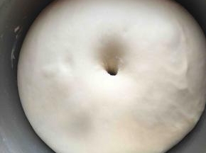 将面团发到温暖处一发，发到大约两倍大，用手指沾面粉后戳一个洞，不回缩不塌陷。