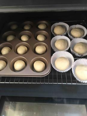 醒发好后给面团排气，滚圆，放入模具中。进行二发（二发温度35度，湿度百分之80）