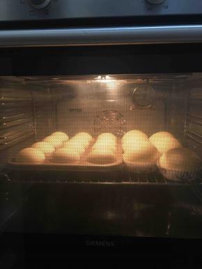 二发到8成满后放入预热好180度的烤箱中烤18分钟