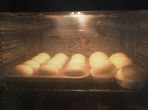 二发到8成满后放入预热好180度的烤箱中烤18分钟