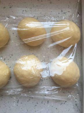 发酵好的面团排气，平均分成12份，滚圆，松弛30分钟