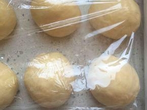 发酵好的面团排气，平均分成12份，滚圆，松弛30分钟