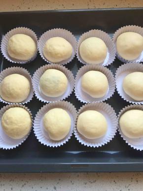 收口捏紧，放入烤盘排好