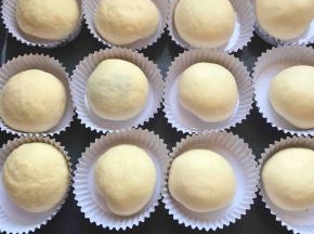 收口捏紧，放入烤盘排好