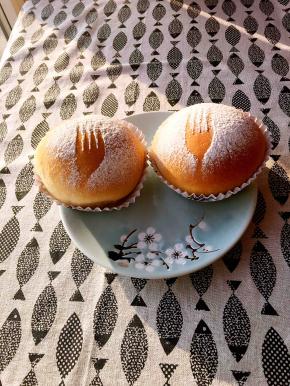 出炉后转移到烤网晾凉，就可以美美的吃了。