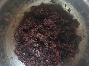 趁热拌入白砂糖，放凉备用。