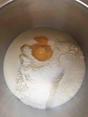 面团材料中除去黄油和盐以外的材料全部加入盆中，揉至扩展阶段