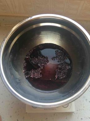 将紫米和水称好，上锅蒸熟