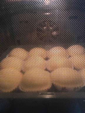 发到八成满时放入预热好180度的烤箱烘烤18分钟左右。