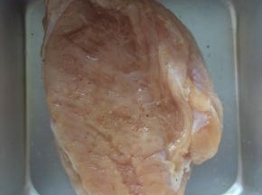 用胡椒粉、料酒、盐腌制15分钟，期间轻轻的按摩，使其更好地吸收。