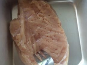 鸡胸肉用叉子扎眼儿，方便腌制的时候入味。