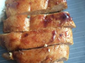 做好的鸡肉切条。