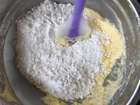最后加入淡奶油，也是分次加入，打匀。筛入低筋面粉和泡打粉，搅拌均匀。