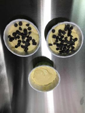 再灌满面糊，7分满即可。撒巧克力豆装饰