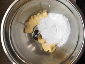 黄油软化加香草精和盐和糖粉打发，打至发白膨胀