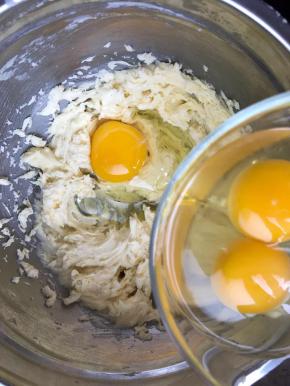 鸡蛋提前打匀，一定要分次，分5-8次加入黄油中打匀，每次必须均匀了再加下一次，不然会出现油水分离的！