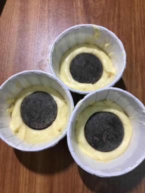 挤入纸杯中一半的面糊，放入巧克力片，我用的是43%可可脂的巧克力
