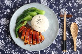 焯烫一些青菜、一碗米饭，搭配上做好的鸡肉，淋上汤汁，一份美味的照烧鸡排饭就做好了。