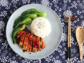 焯烫一些青菜、一碗米饭，搭配上做好的鸡肉，淋上汤汁，一份美味的照烧鸡排饭就做好了。
