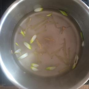 锅内加入水，放入葱姜。