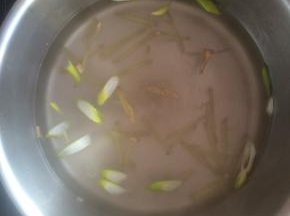 锅内加入水，放入葱姜。