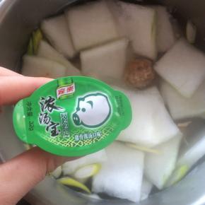 放入冬瓜，一盒家乐浓汤宝，小火熬煮20分钟，充分入味。