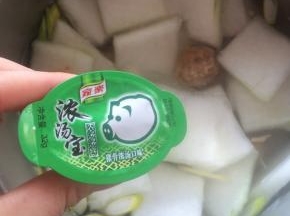 放入冬瓜，一盒家乐浓汤宝，小火熬煮20分钟，充分入味。