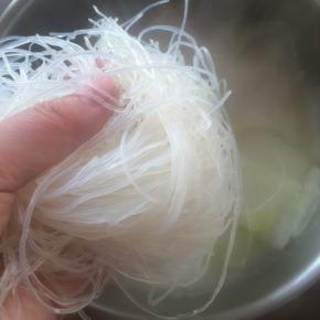 粉丝提前泡发。
放入泡好的粉丝，煮熟即可。