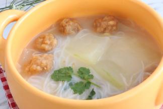 出锅前撒盐调味。