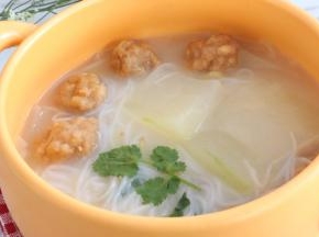 出锅前撒盐调味。