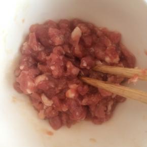 猪肉馅用料酒生抽腌制10分钟。