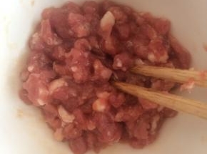 猪肉馅用料酒生抽腌制10分钟。