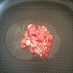 锅内倒入适量食用油，下入腌好的肉馅翻炒。