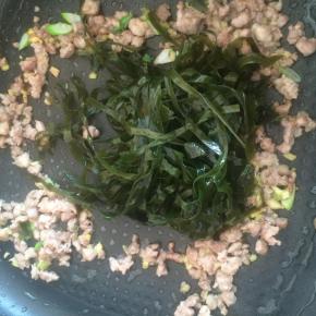 海带提前泡发清洗干净。加入海带翻炒均匀。