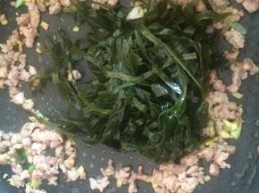 海带提前泡发清洗干净。加入海带翻炒均匀。