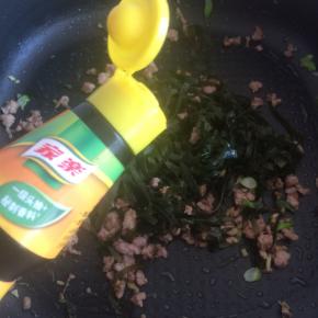 滴入适量热炒鲜露