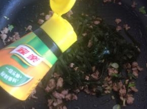滴入适量热炒鲜露