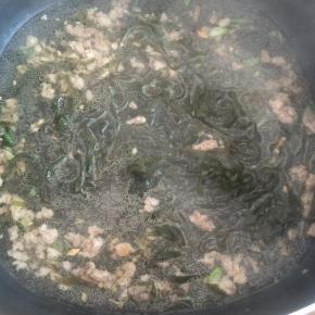 加入适量水，出锅前撒盐调味。熬煮20分钟即可。