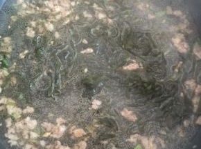 加入适量水，出锅前撒盐调味。熬煮20分钟即可。