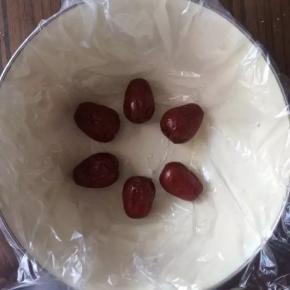 碗底铺保鲜膜，便于脱模，大枣洗干净，摆好花型。