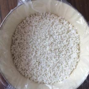 轻轻的撒入泡好的江米，再少加一点水。