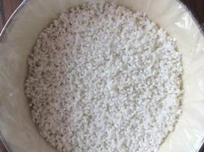 轻轻的撒入泡好的江米，再少加一点水。