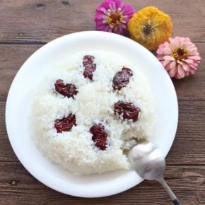 放凉即可食用，吃的时候撒一些白糖味道更佳。