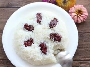 放凉即可食用，吃的时候撒一些白糖味道更佳。