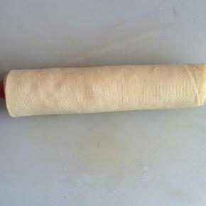 将涂抹好花生酱的豆皮卷起来。