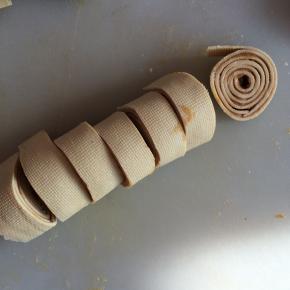 切成2cm宽度的小卷。