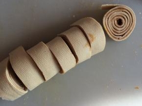 切成2cm宽度的小卷。